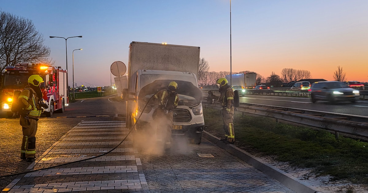 Rook uit voorzijde van bestelbus op A27 bij Meerkerk