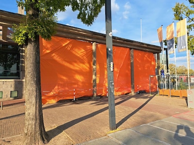 Oranje zeilen en roodwit lint bij het station: dit gebeurt er achter de schermen