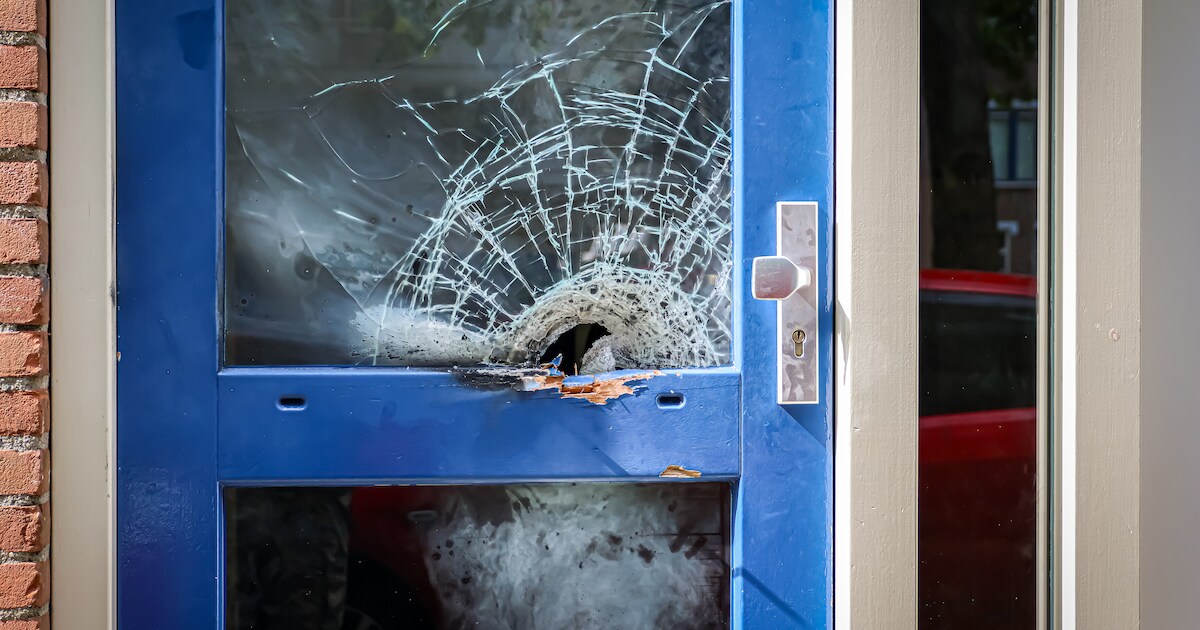 Glas voordeur gesprongen na explosie bij woning in Rotterdam ...