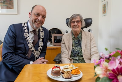 Zwolse viert 100ste verjaardag en krijgt burgemeester op de koffie