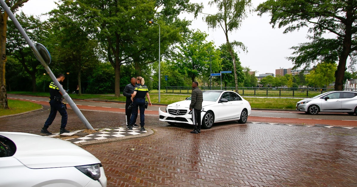 Automobilist rijdt lantaarnpaal uit grond in Heemskerk