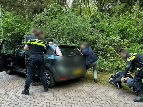 Drie jongens gedragen zich verdacht bij het pinnen, politie achtervolgt ze  met helikopter: 'Konden geen kant meer op' | Regio | AD.nl