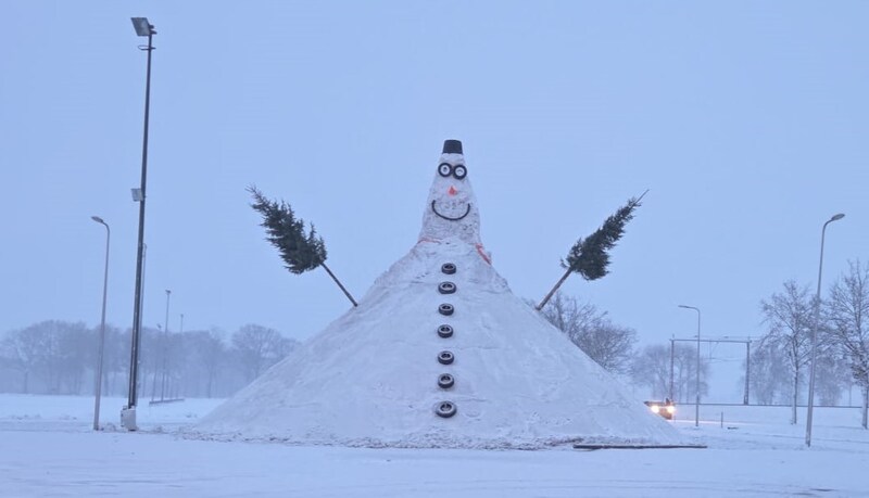 de-grootste-sneeuwpop-van-nederland-in-staphorst