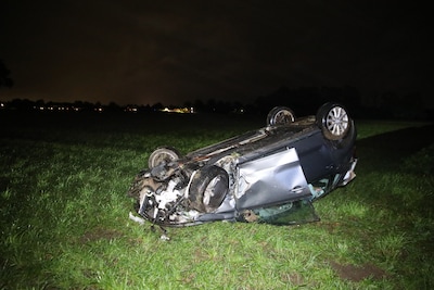 Auto vliegt uit bocht en belandt tientallen meters verder in weiland bij Wilp