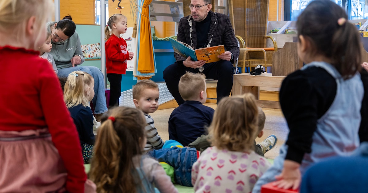 Kinderen maken na het voorlezen een eigen schatkist in Bibliotheek Drachten