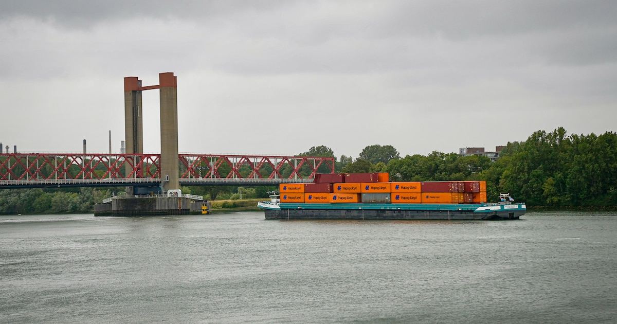 Schip vaart tegen Spijkenisserbrug, maar verkeer kan gewoon door