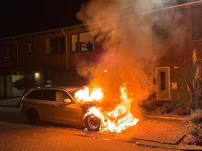 Auto brandt volledig uit in Gemert, politie onderzoekt brandstichting
