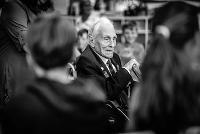 John (17) liegt over zijn leeftijd om mee te mogen vechten, op 101-jarige leeftijd overlijdt de vete