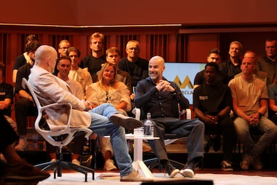 ‘Ook ik lig soms wakker met de vraag: krijg ik het nog wel op de rit’: Peter Bosz openhartig tijdens