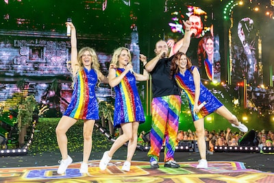 In het Philips Stadion gaat iedereen schaamteloos los op foute hits: glitters, regenboogjurken en gu