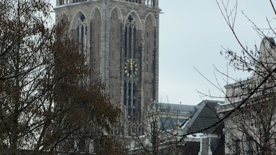 Wijzer van klok Domtoren losgeraakt en naar beneden gevallen, omgeving afgezet