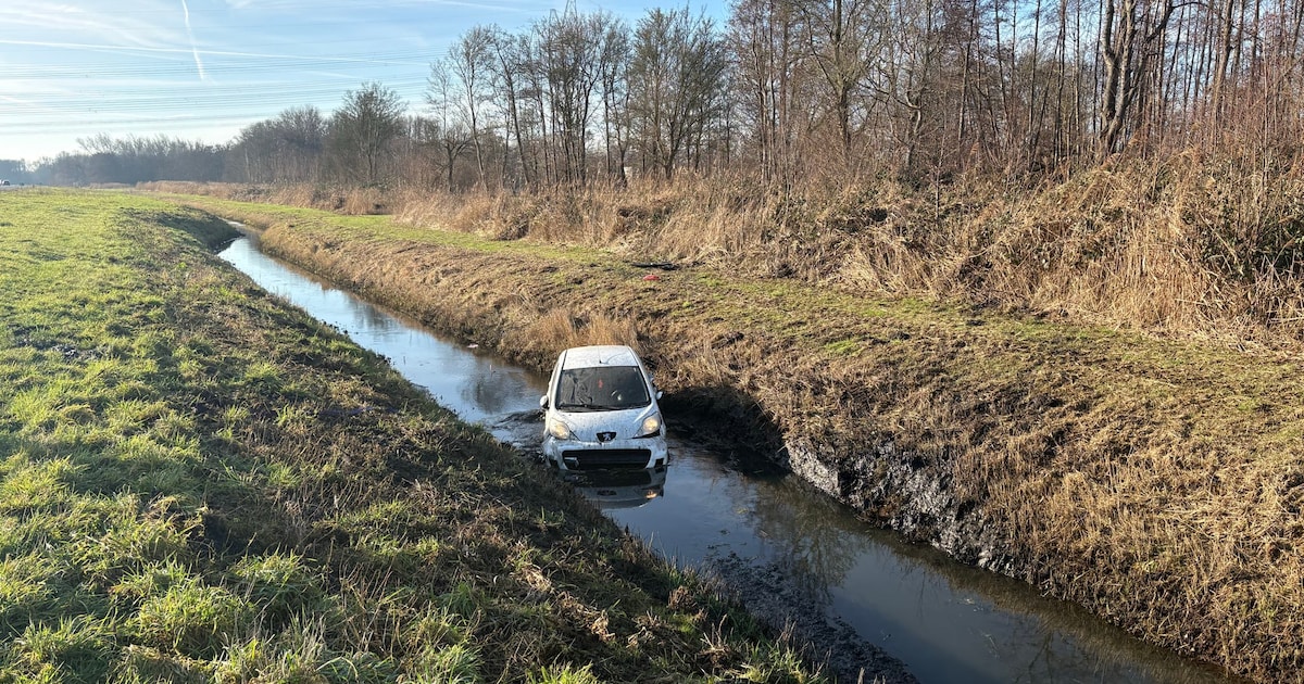 Auto belandt in de sloot langs de A6, rijstrook tijdelijk dicht