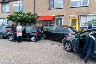 Meerdere auto's beschadigd bij eenzijdig ongeval op Schinnenbaan in Rotterdam