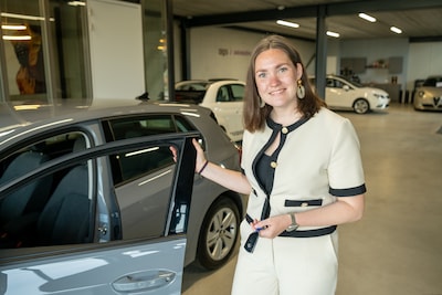 Iris (26) opent eigen autobedrijf in Kaatsheuvel: ‘Als enige meisje stapte ik die mannenwereld in’