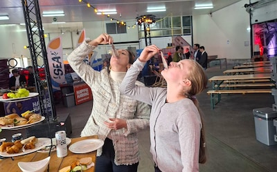 Dikke maatjes! Hier in Zoetermeer haal je Hollandse Nieuwe haring