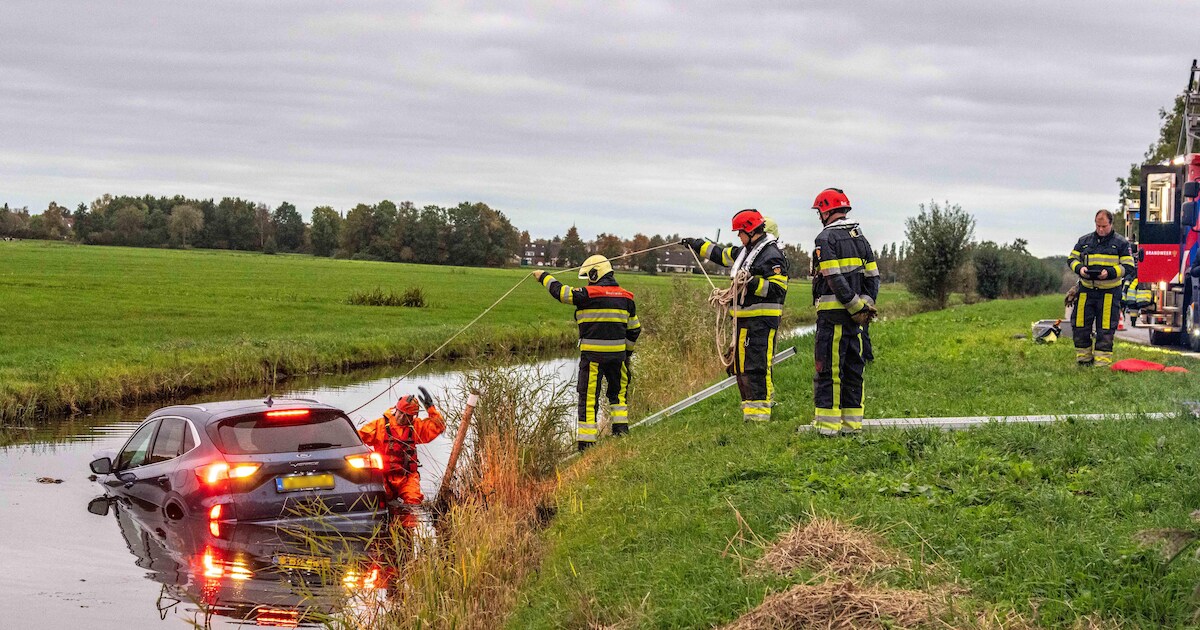 Auto belandt in sloot in Joure, bestuurder door brandweer bevrijd