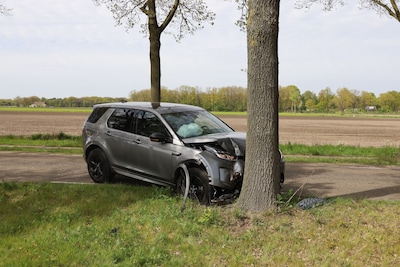 Auto botst op boom in Schaijk, bestuurder nagekeken in ambulance