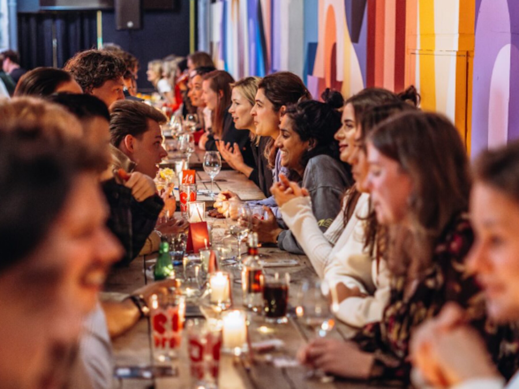 Ben jij ook moe van het swipen? Singles snakken naar offline liefde, de nieuwe hype