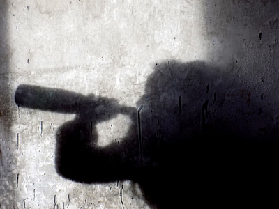 Moeder raadt dochter aan zichzelf van het leven te beroven, vrouw wordt ‘een monster’ na dit bericht