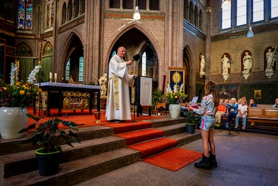 Een zegening met een vrolijke noot en een pets wijwater in de H. Adrianuskerk