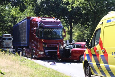 Twee gewonden bij frontale botsing vrachtwagen en auto op N224