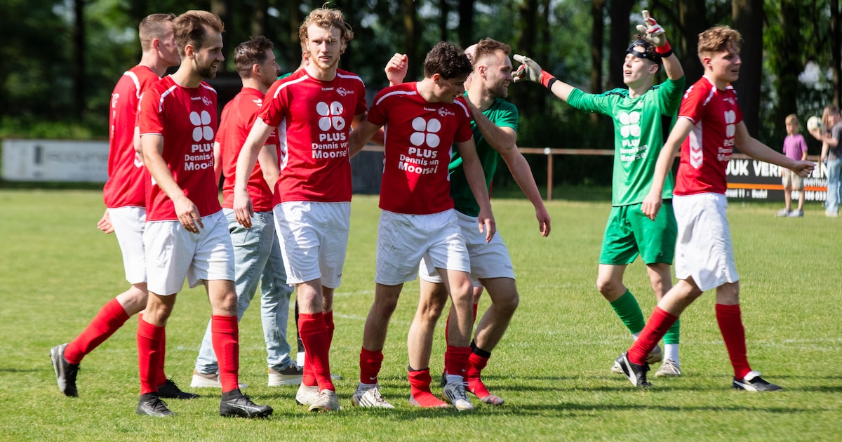 Rood-Wit’67 kroont zich tot kampioen, Steef Damen de held: ‘Vorig jaar speelden we nog tegen degrada