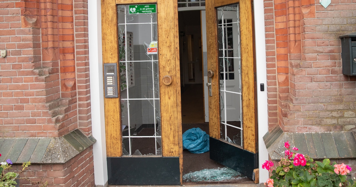 Man slaat met hamer ramen in van voormalig raadhuis in Soest