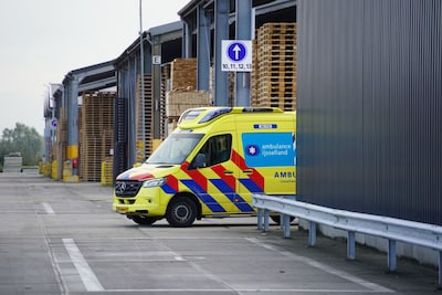 Man komt onder stapel pallets terecht bij bedrijf in Hasselt en raakt gewond