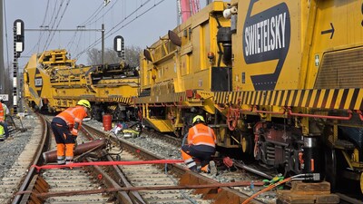Zwaar materieel moest eraan te pas komen: ontspoorde werktrein van 600 ton staat weer op de rails
