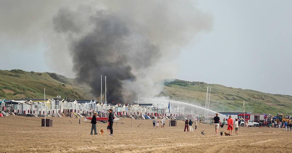 Twee huisjes in brand op strand van Egmond aan Zee