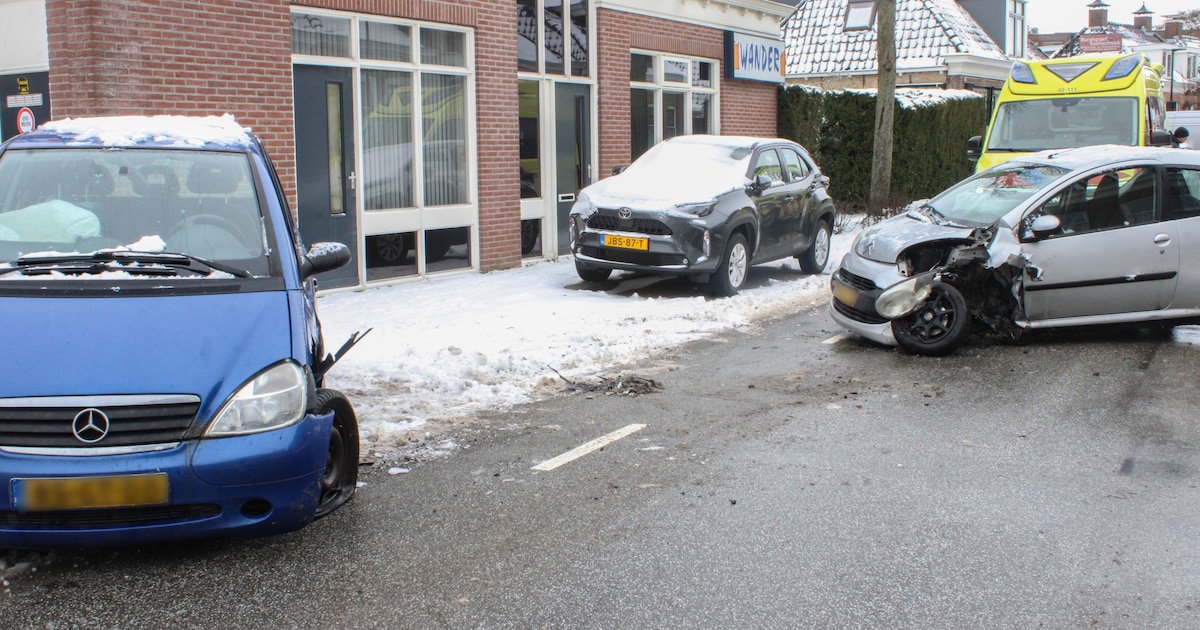 Auto's flink beschadigd na ongeluk op Harlingerstraat in Bolsward