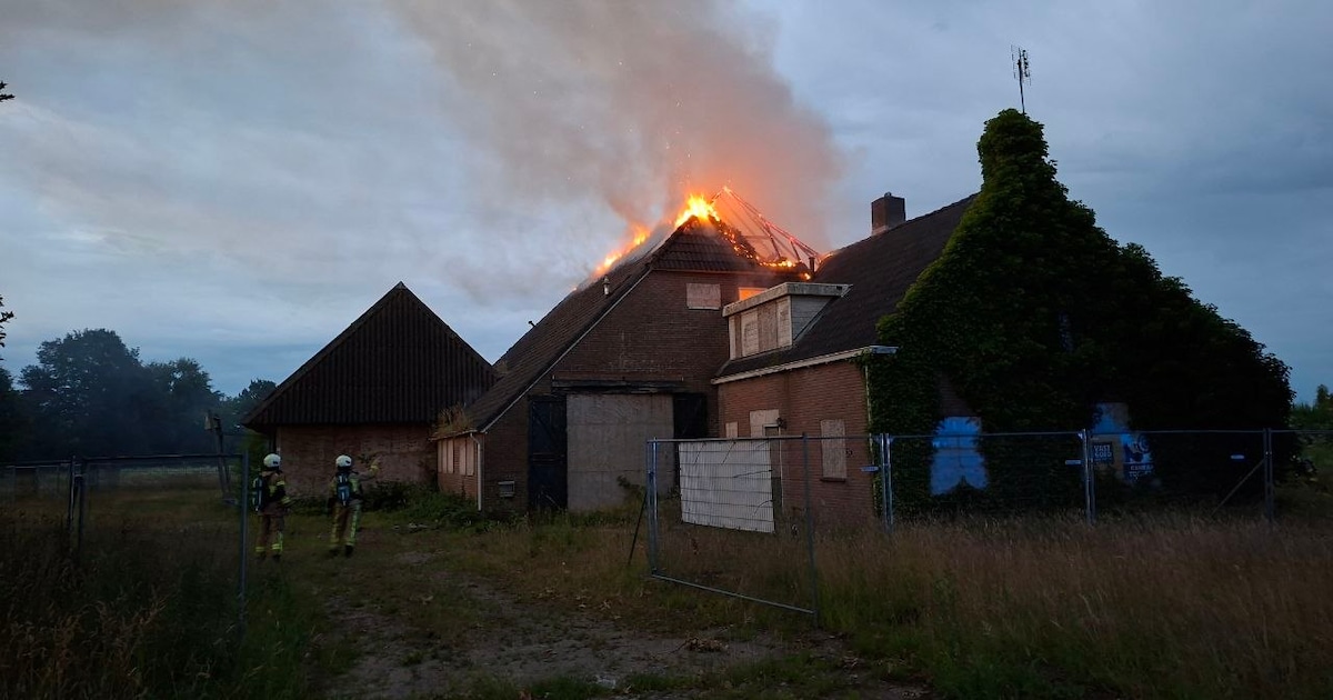 Dak van woning aan Nuisveen in Borger vliegt in brand