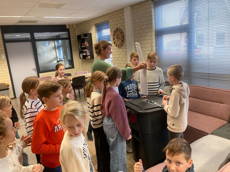 Groep 6 van de Rehobothschool en juf Ada.