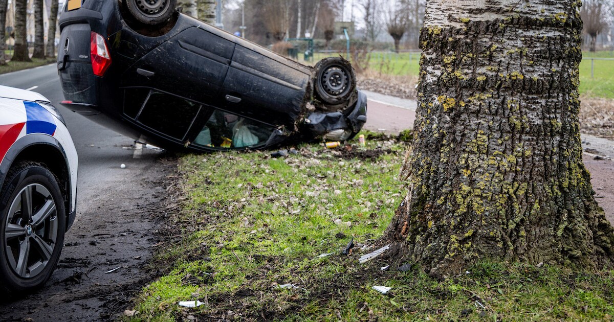 Auto op zijn kop op de Broekeroog in Velserbroek