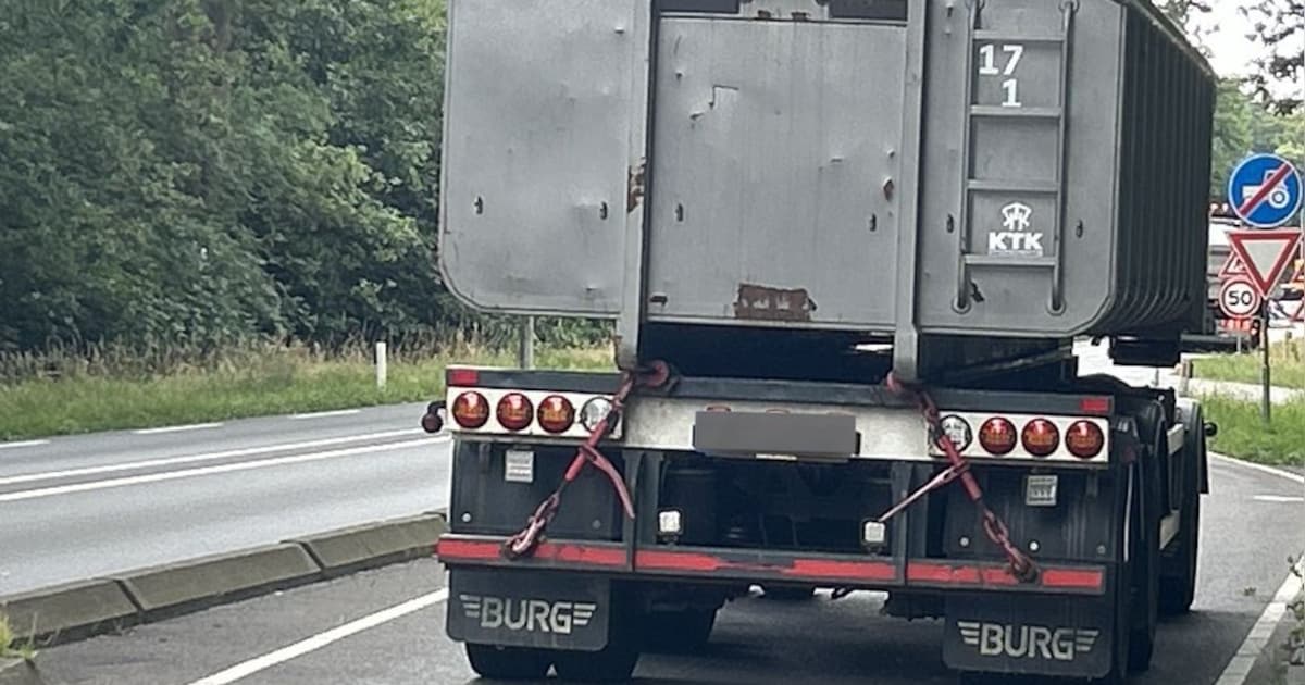 Lading van vrachtwagen in brand op de N273 bij Beegden, weg afgesloten