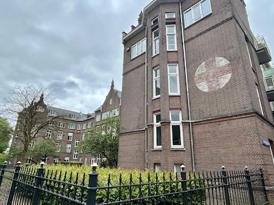 Dit is waarom er een vervaagd rood kruis op deze muur aan de Catharijnesingel staat