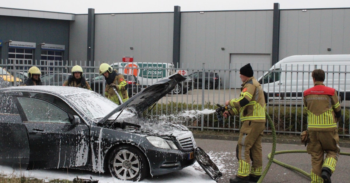 Auto vliegt al rijdend in brand in Leeuwarden