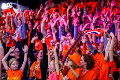 Oranjelegioen in Ahoy zorgt voor verbazing en bewondering uit buitenland: ‘Gebeurt maar één keer in je leven’