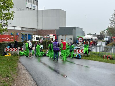 Actievoerders ketenen zich vast aan het hek van kippenvoerfabriek in Ravenstein