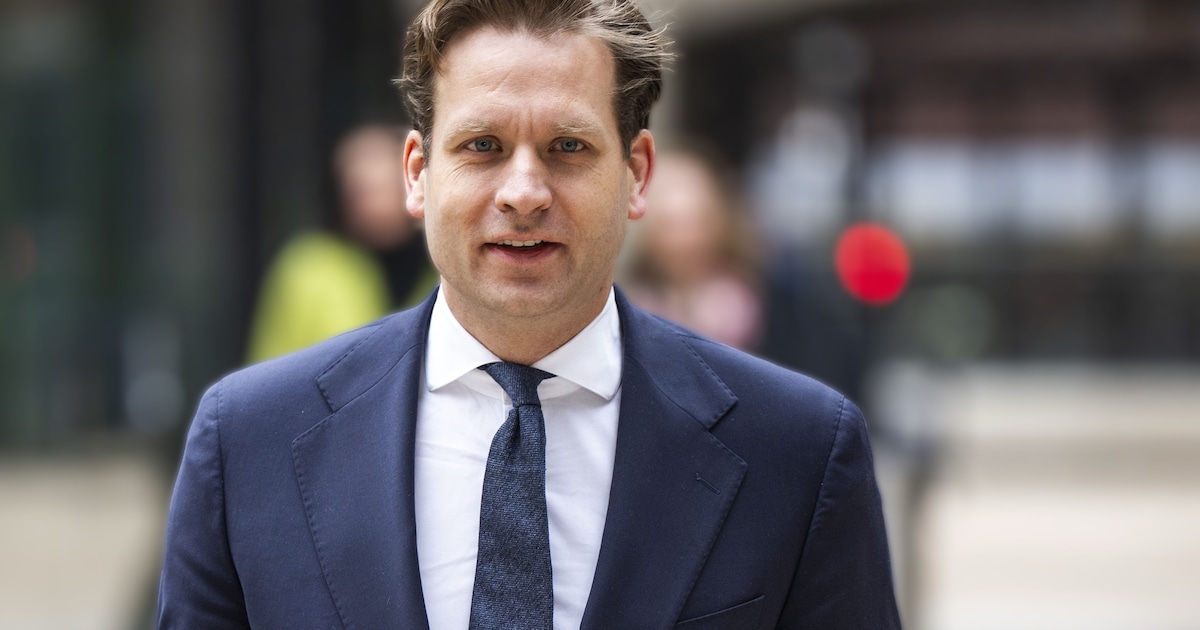 Demissionair minister Vincent Karremans gaat in gesprek met inwoners in Zandvoort