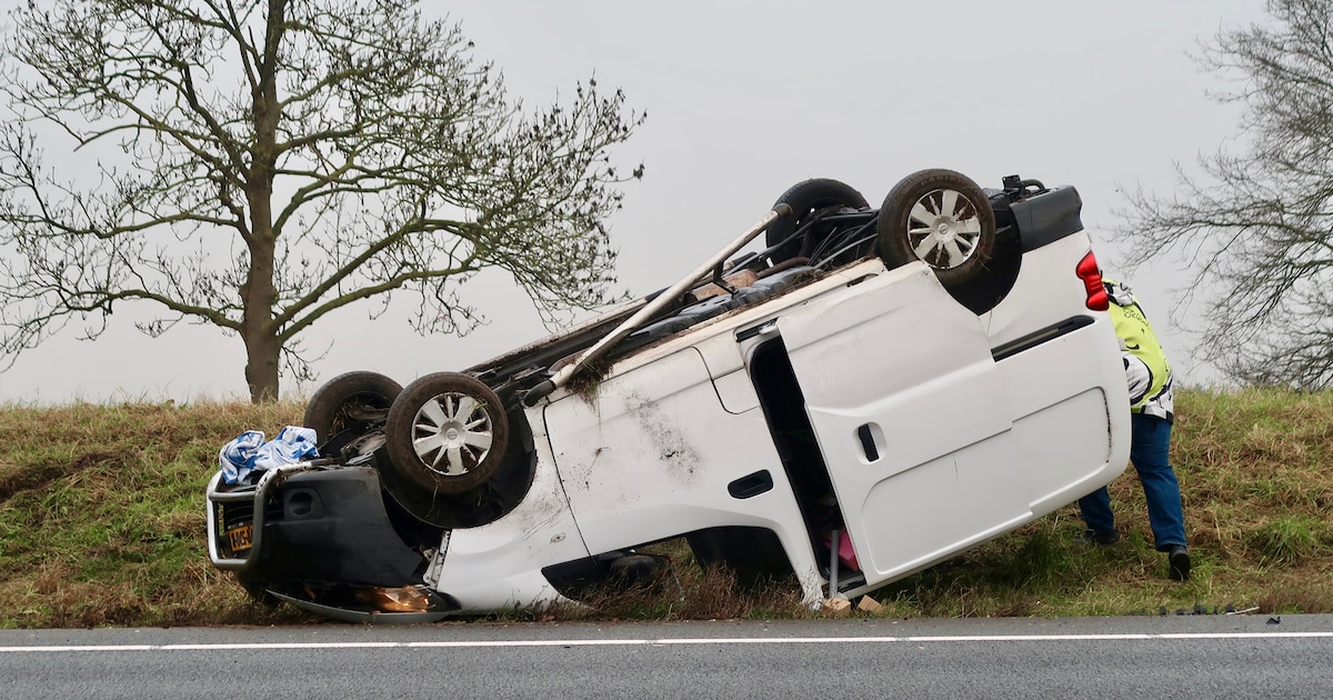 Bestelbus over de kop op de A12 bij Harmelen