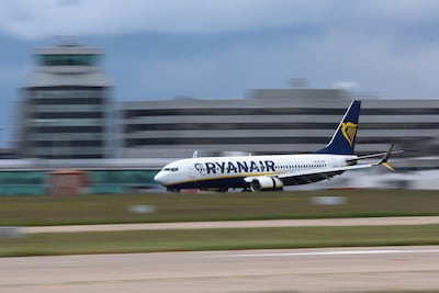 Ouders moeten bij RyanAir betalen om naast hun kinderen te z