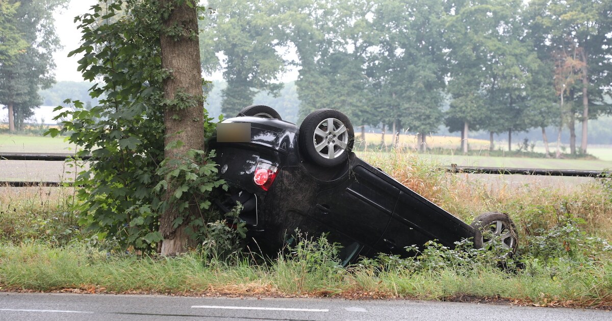 Auto slaat over de kop op Koningsweg in Garderen