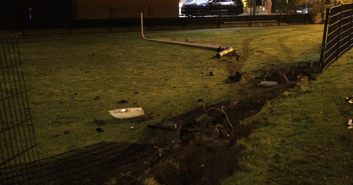 Hekwerk en lantaarnpaal beschadigd bij ongeval aan Geestweg in Naaldwijk