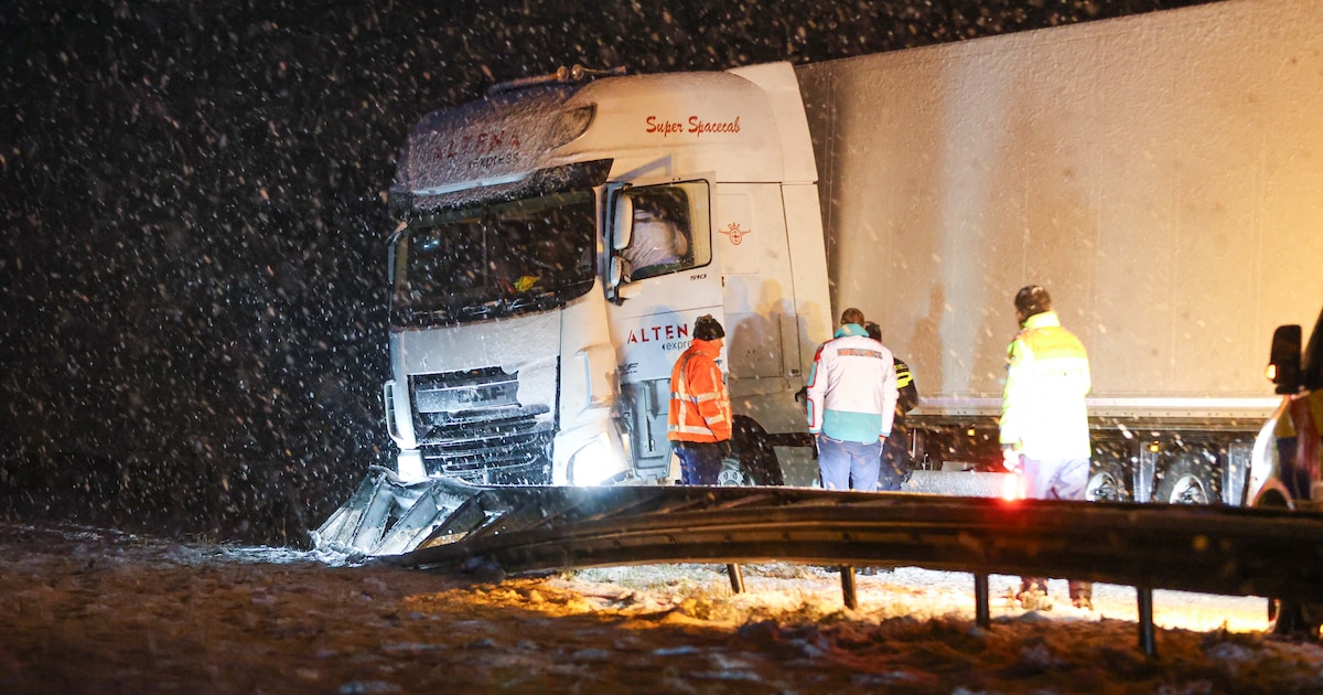 Vrachtwagen raakt van de weg en botst op vangrail op A6 bij Nagele