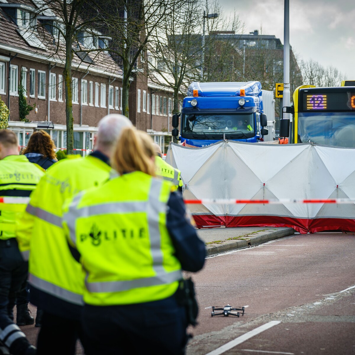 Op weg naar school gaat het vreselijk mis: meisje (7) overlijdt na ongeluk met bus, broertje (5) gewond | Binnenland | AD.nl