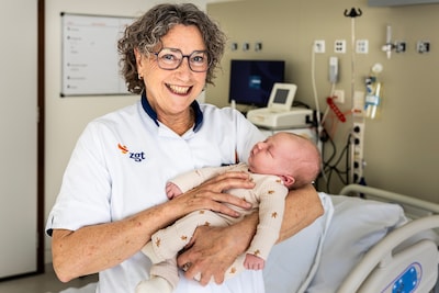 Verloskundige Astrid draagt na 45 jaar één bevalling met zich mee: ‘Dit had ik zo graag over willen 