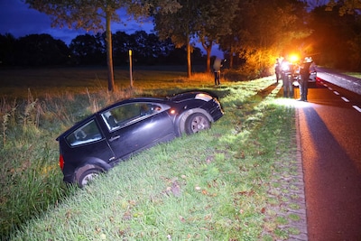 Bezorger belandt met auto in sloot bij Renswoude