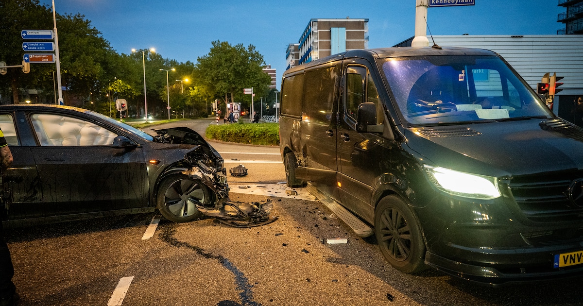 Enorme schade na aanrijding tussen bestelbus en auto in Alphen