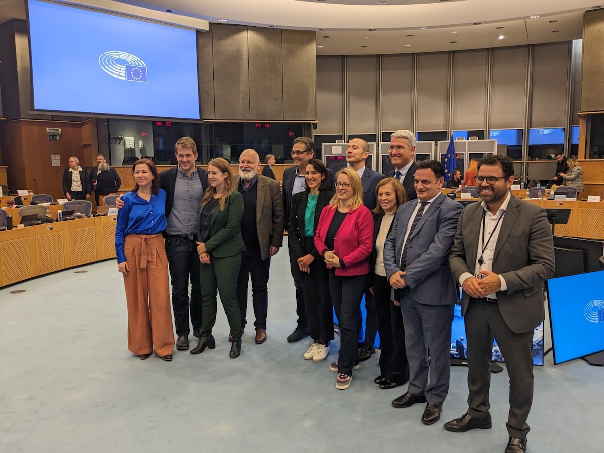de-onderhandelaars-van-de-drie-europese-instellingen-direct-na-afloop-van-hun-onderhandelingen-vannacht-om-half-drie-helemaal-rechts-mohammed-chahim-pvda-in-het-midden-met-het-rode-jasje-esther-de-lange-cda-en-links-met-baard-eurocommissaris-frans-timmermans